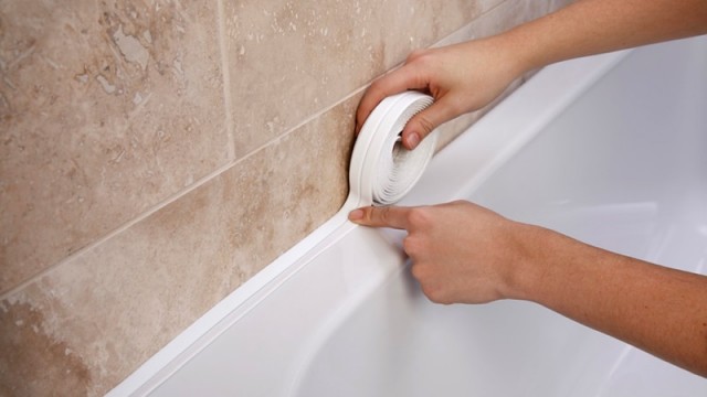 Способы заделки щели между ванной и стеной