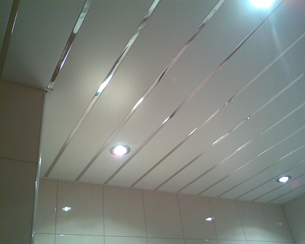 потолок в ванной комнате реечный или натяжной